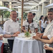 Gute Stimmung beim After-Work-Apéro der ASDA, Sektion Basel: Michael Holliger, Beat Strübin, Urs Renggli-Ferrari, Jean-Claude Straub und Ramona Croffet (v.l.).