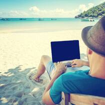 Arbeiten im Paradies: Auch für digitale Nomaden gilt es, während ihres Auslandaufenthalts Vorsorgelücken zu vermeiden.