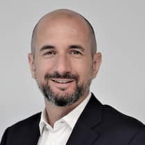 Würde gerne die Alpen mit Tourenskis überqueren: Roman Hardmeier, Generalagent der AXA Generalagentur Zürich-Oerlikon.
