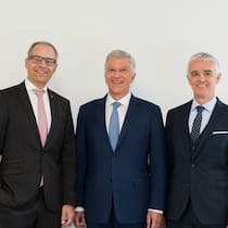 Philipp Gmür, Vorstandsmitglied SVV; Rolf Dörig, Präsident SVV und Thomas Helbling, Direktor SVV (v.l.) an der Jahresmedienkonferenz des Schweizerischen Versicherungsverbandes.