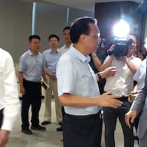 Historischer Moment im IfFP Swiss Wealth Management Professional Training Center in Shanghai: Felix Horlacher (r.) begrüsst Chinas Premierminister Li Keqiang.