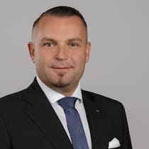 Tauland Ahmetaj hat sich gleich auf drei Schienen weiterentwickelt: Familienplanung, Karriere bei der AXA im Aussendienst sowie Weiterbildungen.