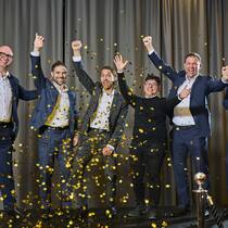Baloise-Schweiz-CEO Michael Müller, Matthias Rüfenacht, Till Schaltegger, Clarissa Nucerito, Corsin Sulser und Philipp Marty (v.l.n.r.) jubeln über den zweiten Platz.