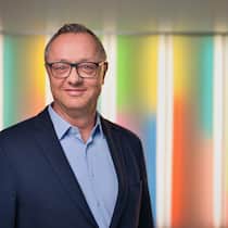 Das Kunstwerk von Pe Lang ist ganz nach seinem Geschmack: Peter Kappeler, CEO von Pax.