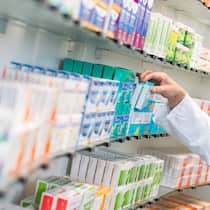 Der Konsumentenschutz fordert, dass Apotheken aktiv auf günstigere Generika hinweisen und die Preisunterschiede offen nennen müssen.
