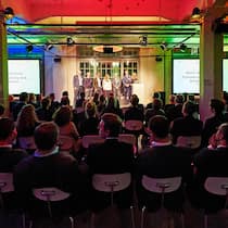 Das Gewinnerteam der Basler Versicherungen holt sich seinen «Innovationspreis der Schweizer Assekuranz» 2017 ab.
