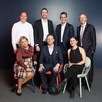Das Gewinner-Team von SmileDirect (hintere Reihe v. l.): Stefan Weber, Leiter IT & Business Transformation; Markus Koch, Leiter Insurance Management; Martin Tschopp, Leiter Corporate Development Helvetia Gruppe; Philipp Gmür, CEO Helvetia Gruppe. Vordere Reihe v.l.: Rebecca Sigloch, Tech Lead; Pierangelo Campopiano, CEO Smile; Joséphine Chamoulaud, Projekt Lead.
