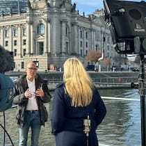 GDV-Hauptgeschäftsführer Jörg Asmussen im Interview mit einer Reporterin von CNBC vor dem Deutschen Bundestag in Berlin.