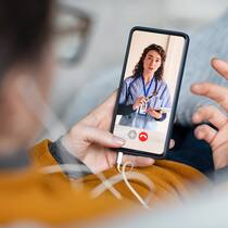 Zwei Drittel der Studienteilnehmer zeigen sich offen gegenüber digitalen Sprechstunden, im Ernstfall würden sie sich jedoch für Präsenz-Sprechstunden entscheiden.
