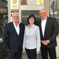 Günther Engler, Sektionspräsident ASDA GR/FL/St. Galler Oberland (links), Karin Bosshard, Redaktionsleiterin Handelszeitung Insurance, Hans Peter Weber, Präsident ASDA Schweiz.