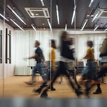 Viele Arbeitnehmende in der Schweiz fühlen sich zunehmend gestresst.