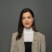 Arta Nasradini Arta Nasradini wird Leiterin der Luftfahrtversicherung bei Scor.