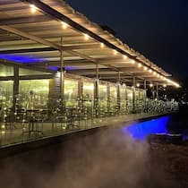 Das Restaurant Schwellenmätteli an der Aare in Bern in winterlicher Atmosphäre.