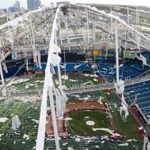 Dommages causés par l'ouragan Milton au stade Tropicana Field à St. Petersburg, Floride.