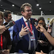 Le ministre de l'environnement Albert Rösti s'adresse aux médias lors du sommet des Nations unies sur le climat COP29, vendredi à Bakou.