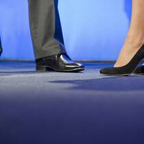 In der Führungsetage sind noch nicht alle gleich. Frauen sind in oberen Kaderpositionen bislang immer noch weniger vertreten als Männer, obwohl es deutliche Fortschritte gibt. (KEYSTONE/Peter Schneider)