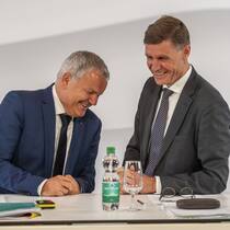 Felix Weber (links), Vorsitzender der Suva-Geschäftsleitung, und Finanzchef, Hubert Niggli, haben gut lachen: in ihrem Unternehmen ist die Work-Life-Balance sehr gut.