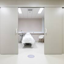 Einblick in einen Behandlungsraum im neuen ambulanten Zentrum des Stadtspitals Zürich an der Europaalle.