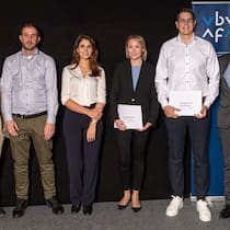 Von links: Jean-Michel With (SIBA, Vorstandsmitglied), Reto Hotz (bester Absolvent Schaden- und Leistungsfallbearbeitung), Fahrije Bekteshi (ASDA, Zentralvorstand), Franziska Hagmann (beste Absolventin Broking), Nino Halic (bester Absolvent Underwriting inkl. Produktmanagement) und Christian Fuchs (ASDA, Präsident). (Auf dem Bild fehlt: Dino Herger, bester Absolvent Vertrieb & Support.)