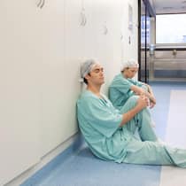 Tra i medici svizzeri, il livello di esaurimento rimane critico. 