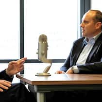 «Cyberrisiken bestehen aus zwei Komponenten. Risiken für die Software und Cyberangriffe»: Brandan Holmes (rechts), Senior Credit Officer bei Moody’s, im hauseigenen Podcast.