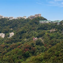 Hongkong Island ist aufgrund des steilen Geländes, der dichten Bebauung und der intensiven Niederschläge einem der höchsten urbanen Hangrutschrisiken in der Region ausgesetzt.