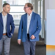 Thomas Geitlinger (rechts) übergibt nach über 40 Jahren bei Coop Rechtsschutz AG die Leitung Kunden- und Produktmanagemen an seinen Nachfolger Michael Kohler (links). 