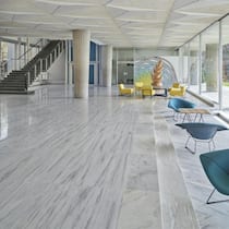 Der Innenausbau wurde vom Büro CCHE realisiert, das für die Auswahl von Materialien, Farben und Mobiliar verantwortlich zeichnete.