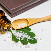 Die obligatorische Krankenpflegeversicherung übernimmt die Kosten für Homöopathie weiter.