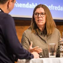 Kathrin Huber, Generalsekräterin der Konferenz der kantonalen Gesundheitsdirektorinnen und -direktoren (GDK) im Gespräch mit HZ-Insurance-Chefredaktor Andrea Hohendahl am HZ Insurance Health Summit 26 in Zürich.