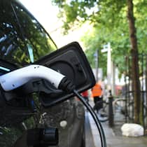 Die Häufigkeit und die Höhe der Schäden von Elektroautos und Verbrennern gleichen sich immer mehr an.