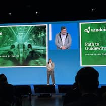 Arno Süess präsentiert am Guidewire Insurance Forum 2026 in Brüssel die Migration der Vaudoise Versicherungen auf die Cloud-Plattform von Guidewire.