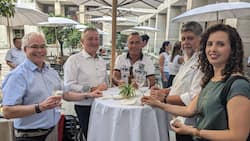 Gute Stimmung beim After-Work-Apéro der ASDA, Sektion Basel: Michael Holliger, Beat Strübin, Urs Renggli-Ferrari, Jean-Claude Straub und Ramona Croffet (v.l.).