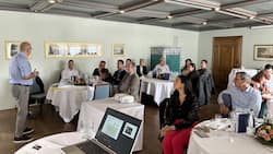 Aufmerksame Zuhörerinnen und Zuhörer bei den Ausführungen von Francesco Calarco vom VBV (links) zu den aktuellen Diskussionspunkten in der Ausbildungslandschaft.