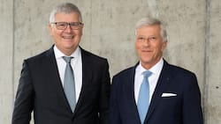 Stabsübergabe beim SVV: Rolf Dörig (rechts) übergibt das Präsidium an Stefan Mäder.