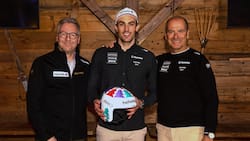 Peter Barandun, co-président de Swiss-Ski (à droite) et Martin Jara, CEO de l'Helvetia Suisse (à gauche) se réjouissent avec Daniel Yule, membre de l'équipe de sports d'hiver de l'Helvetia, de la prolongation des divers engagements en faveur du ski.