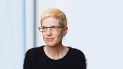 Claudia Dill war unter anderem bei der Deutschen Bank, der Commerzbank und der Credit Suisse im Controlling, Audit und Risk Management tätig. Von 1999 bis 2020 arbeitete sie für die Zurich in verschiedenen Führungsfunktionen in Zürich, New York und Sao Paulo, zuletzt als Konzernleitungsmitglied und CEO für das lateinamerikanische Geschäft.