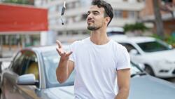 Trotz höheren Prämien bleiben Autofahrerinnen und Autofahrer ihrer Versicherung mehrheitlich treu.