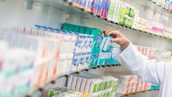Der Konsumentenschutz fordert, dass Apotheken aktiv auf günstigere Generika hinweisen und die Preisunterschiede offen nennen müssen.