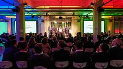 Das Gewinnerteam der Basler Versicherungen holt sich seinen «Innovationspreis der Schweizer Assekuranz» 2017 ab.