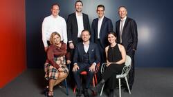 Das Gewinner-Team von SmileDirect (hintere Reihe v. l.): Stefan Weber, Leiter IT & Business Transformation; Markus Koch, Leiter Insurance Management; Martin Tschopp, Leiter Corporate Development Helvetia Gruppe; Philipp Gmür, CEO Helvetia Gruppe. Vordere Reihe v.l.: Rebecca Sigloch, Tech Lead; Pierangelo Campopiano, CEO Smile; Joséphine Chamoulaud, Projekt Lead.