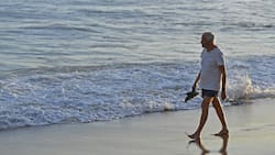 Homme sur la plage en Espagne : l'âge de la retraite n'est plus considéré comme un repère fixe pour de nombreux salariés.
