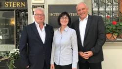 Günther Engler, Sektionspräsident ASDA GR/FL/St. Galler Oberland (links), Karin Bosshard, Redaktionsleiterin Handelszeitung Insurance, Hans Peter Weber, Präsident ASDA Schweiz.