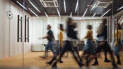 Viele Arbeitnehmende in der Schweiz fühlen sich zunehmend gestresst.