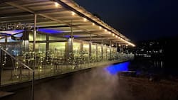 Das Restaurant Schwellenmätteli an der Aare in Bern in winterlicher Atmosphäre.
