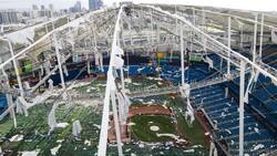 Dommages causés par l'ouragan Milton au stade Tropicana Field à St. Petersburg, Floride.