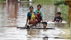 Des victimes d'inondations pataugent dans les eaux avec un radeau de fortune lors des inondations à Taungoo, division de Bago, Myanmar, en septembre 2024. Les fortes pluies déclenchées par le typhon Yagi ont provoqué de graves inondations dans certaines régions du Myanmar.