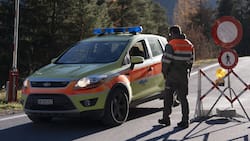 Les services de secours quittent Brienz-Brinzauls, Suisse, le dimanche 17 novembre 2024.