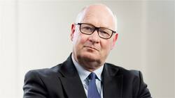 Sir Douglas Flint nimmt auch 70-jährig eine neue Herausforderung an.