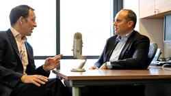 «Cyberrisiken bestehen aus zwei Komponenten. Risiken für die Software und Cyberangriffe»: Brandan Holmes (rechts), Senior Credit Officer bei Moody’s, im hauseigenen Podcast.